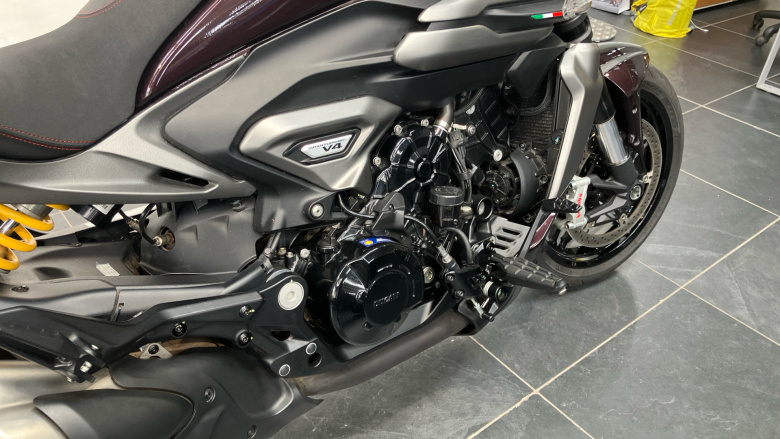 Ducati X Diavel V4 Burning Red (25MY)